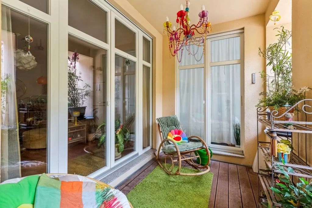 Balkon eines Mehrfamilienhauses