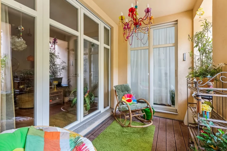 Balkon eines Mehrfamilienhauses