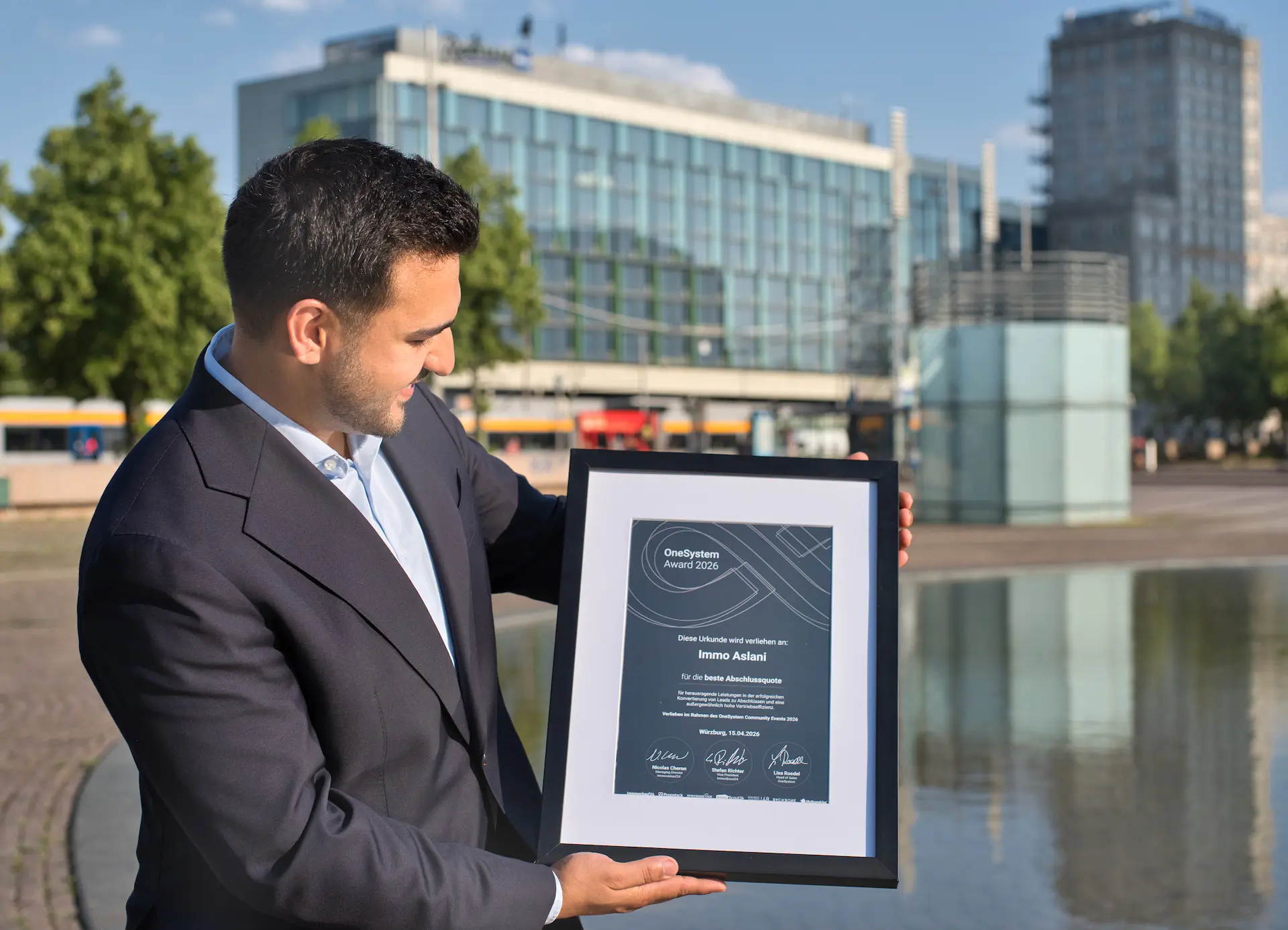 Reza Sar Aslani von IMMO ASLANI begrüßt Ansprechpartner von ImmoScout24 in Leipzig zur engeren Zusammenarbeit