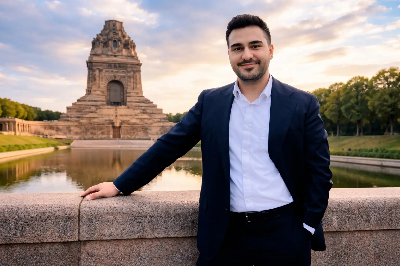 Reza Sar Aslani, Immobilienmakler in Leipzig, vor dem Völkerschlachtdenkmal