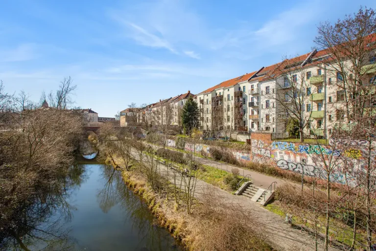 Außenaufnahme Leipzig Enderstraße Häuserfront am Fluss