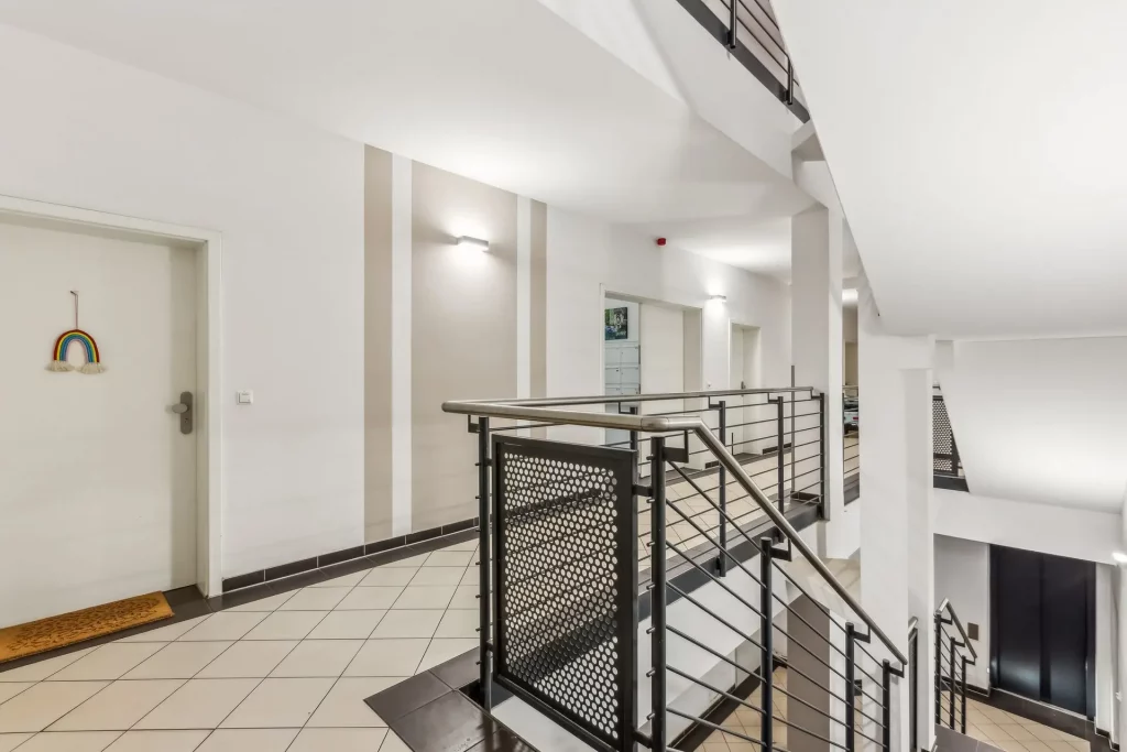 Aufnahme eines Treppenhauses eines Mehrfamilienhauses mit Fahrstuhl in Leipzig
