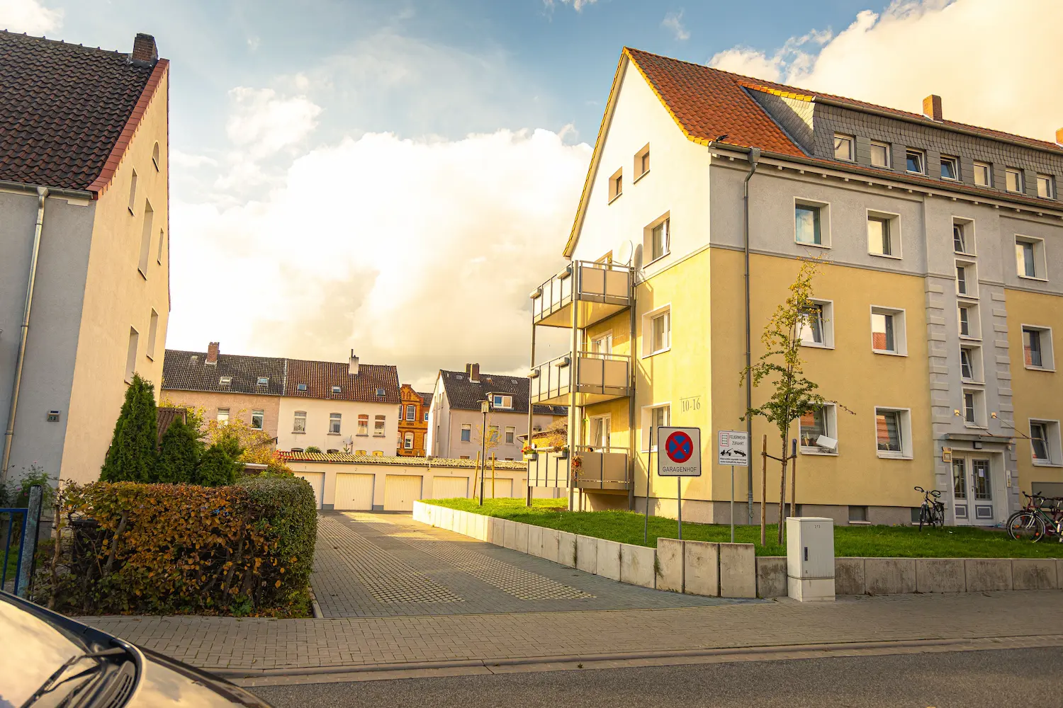 Grundriss, Taschenrechner und Unterlagen zur Immobilienbewertung in Leipzig