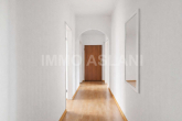 Flur - Helle Dachgeschosswohnung mit zwei Balkonen und Tiefgaragenstellplatz in begehrter Lage