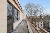 Terrasse_hinten - Helle Dachgeschosswohnung mit zwei Balkonen und Tiefgaragenstellplatz in begehrter Lage