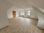 Wohnzimmer_4 - 3-Raum-Wohnung mit Einbauküche, Stadtparkblick & großem Garten in Limbach-Oberfrohna