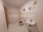 Badezimmer_2 - 3-Raum-Wohnung mit Einbauküche, Stadtparkblick & großem Garten in Limbach-Oberfrohna