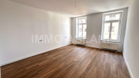 Wohnzimmer_2 - Großzügige 3-Raum-Wohnung mit Balkon & Gartenblick – frisch modernisiert auf dem Kaßberg