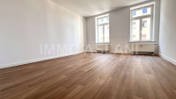 Schlafzimmer - Großzügige 3-Raum-Wohnung mit Balkon & Gartenblick – frisch modernisiert auf dem Kaßberg