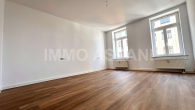 Wohnzimmer_1 - Großzügige 3-Raum-Wohnung mit Balkon & Gartenblick – frisch modernisiert auf dem Kaßberg