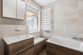 Badezimmer - Ein Zuhause, viele Möglichkeiten: EFH mit zwei separaten Wohneinheiten, PV-Anlage, Sauna & Pool