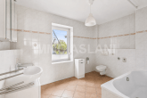 Badezimmer_Anbau_EG_EDIT - Ein Zuhause, viele Möglichkeiten: EFH mit zwei separaten Wohneinheiten, PV-Anlage, Sauna & Pool