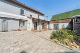 Außenansicht_1 - Außergewöhnlich vielseitiges Wohnhaus mit Kamin, Einbauküche und großem Hofbereich