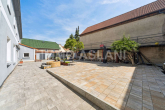 Innenhof - Außergewöhnlich vielseitiges Wohnhaus mit Kamin, Einbauküche und großem Hofbereich