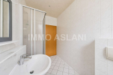 Badezimmer_1_EDIT - Außergewöhnlich vielseitiges Wohnhaus mit Kamin, Einbauküche und großem Hofbereich