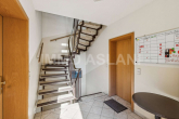 Treppenhaus - Attraktive Kapitalanlage in Zwenkau: 1-Zi.-Wohnung möbliert inkl. EBK, Stellplatz & Garten