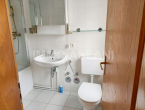 Badezimmer_1 - Attraktive Kapitalanlage in Zwenkau: 1-Zi.-Wohnung möbliert inkl. EBK, Stellplatz & Garten