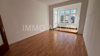 Wohnzimmer_2 - Großzügige 3-Zimmer-Wohnung mit Balkon, Abstellraum & Gartenmitnutzung