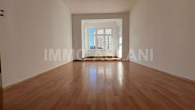 Wohnzimmer_1 - Großzügige 3-Zimmer-Wohnung mit Balkon, Abstellraum & Gartenmitnutzung