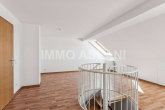 Schlafzimmer - Wohnen auf zwei Ebenen – bezugsfreie 3-Zimmer-Maisonette mit Balkon in Leipzig-Ost