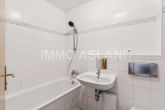 Badezimmer - Wohnen auf zwei Ebenen – bezugsfreie 3-Zimmer-Maisonette mit Balkon in Leipzig-Ost