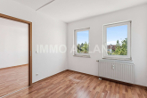 Wohnzimmer - Wohnen auf zwei Ebenen – bezugsfreie 3-Zimmer-Maisonette mit Balkon in Leipzig-Ost