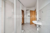 Badezimmer_2 - Ideal für Eigennutzer & Kapitalanleger: Gepflegtes Zweifamilienhaus mit Garten und Potenzial