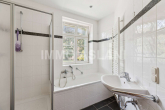 Badezimmer_1 - Bezugsfreie 2-Zimmer-Wohnung mit Balkon + Einbauküche im aufstrebenden Leipziger Neulindenau