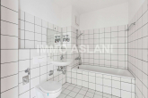 Badezimmer - Bezugsfreie 2-Zimmer-Wohnung mit 2 Balkonen, Aufzug & TG-Stellplatz – renovierter Zustand