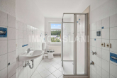 Badezimmer_1 - Ideal für Eigennutzer & Kapitalanleger: Gepflegtes Zweifamilienhaus mit Garten und Potenzial