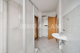 Badezimmer_2 - Ideal für Eigennutzer & Kapitalanleger: Gepflegtes Zweifamilienhaus mit Garten und Potenzial