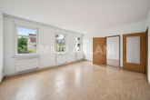 Wohnzimmer_1 - Ideal für Eigennutzer & Kapitalanleger: Gepflegtes Zweifamilienhaus mit Garten und Potenzial