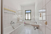 Badezimmer_2 - Bezugsfreie 3-Raum-Wohnung mit Balkon, Fahrstuhl & Tageslichtbad im Zentrum-Süd