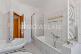 Badezimmer_1 - Bezugsfreie 3-Raum-Wohnung mit Balkon, Fahrstuhl & Tageslichtbad im Zentrum-Süd