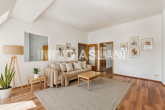 Wohnzimmer_1 - (KI generiert) - Bezugsfreie 3-Raum-Wohnung mit Balkon, Fahrstuhl & Tageslichtbad im Zentrum-Süd