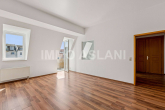 Wohnzimmer_2 - Bezugsfreie 3-Raum-Wohnung mit Balkon, Fahrstuhl & Tageslichtbad im Zentrum-Süd