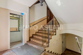 Treppenhaus_und_Fahrstuhl - Bezugsfreie 3-Raum-Wohnung mit Balkon, Fahrstuhl & Tageslichtbad im Zentrum-Süd