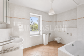 Badezimmer_Anbau_EG_EDIT - EFH in Markanstädt-Döhlen – 224m² Wohnensemble mit Pool, Sauna, PV & zwei separaten Einheiten