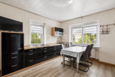 Küche_2_EDIT - EFH in Markanstädt-Döhlen – 224m² Wohnensemble mit Pool, Sauna, PV & zwei separaten Einheiten