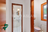 Gäste-WC - Wohnen & Arbeiten in Taucha – Haus mit separater Praxis, PV, Pool und 4 Carports