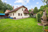 Außenansicht_Garten_1 - Wohnen & Arbeiten in Taucha – Haus mit separater Praxis, PV, Pool und 4 Carports