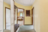 Flur_EDIT - Wohnen & Arbeiten in Taucha – Haus mit separater Praxis, PV, Pool und 4 Carports