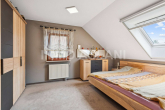 Schlafzimmer - Wohnen & Arbeiten in Taucha – Haus mit separater Praxis, PV, Pool und 4 Carports
