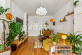 Wohnzimmer_1 - Denkmalschutz trifft Moderne: 2-Zimmer-Wohnung mit Loggia & Stellplatz im Zentrum