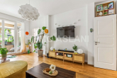 Wohnzimmer_2 - Denkmalschutz trifft Moderne: 2-Zimmer-Wohnung mit Loggia & Stellplatz im Zentrum