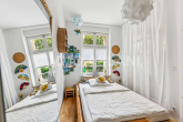 Schlafzimmer_3 - Denkmalschutz trifft Moderne: 2-Zimmer-Wohnung mit Loggia & Stellplatz im Zentrum