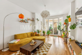 Wohnzimmer - Denkmalschutz trifft Moderne: 2-Zimmer-Wohnung mit Loggia & Stellplatz im Zentrum