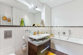 Badezimmer_2 - Denkmalschutz trifft Moderne: 2-Zimmer-Wohnung mit Loggia & Stellplatz im Zentrum