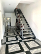 Flur mit Treppe - 139m² Büro-Maisonette in München-Nymphenburg mit Galerie, Klimaanlage und eigener Küche