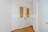 Wohnungseingang - Altbaucharme im Leipziger Osten: Vermietete 2-Zimmer-Wohnung im Denkmalobjekt